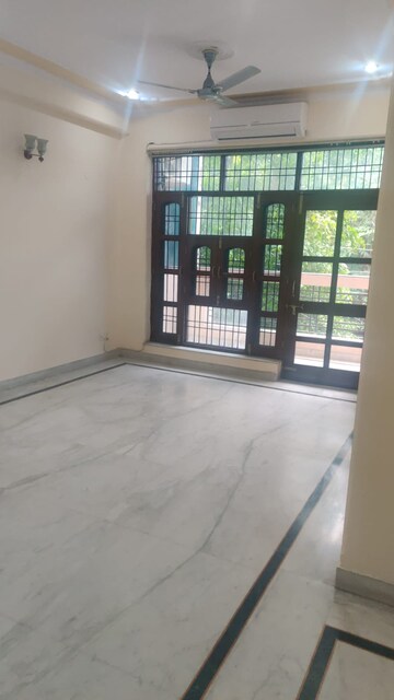 Room in 2.5 BHK Builder Floor at Sushant Lok Iii – for Rent