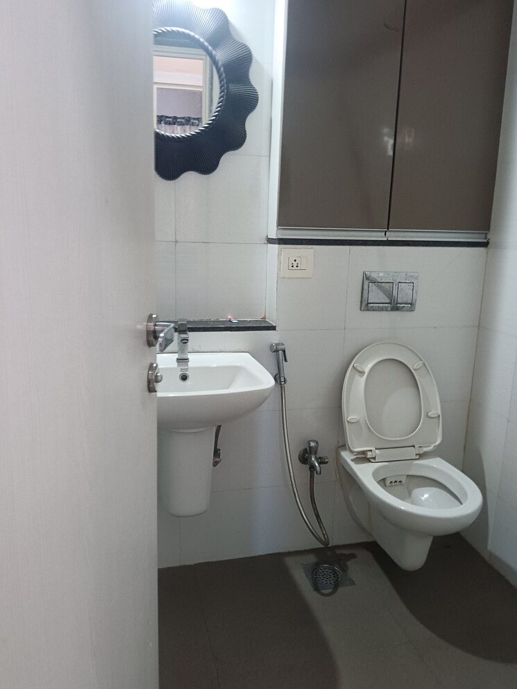 Bathroom, rustomjee-urbania-azziano 2 Bedroom 698 Sq.Ft. Apartment In Thane West Thane 9807425