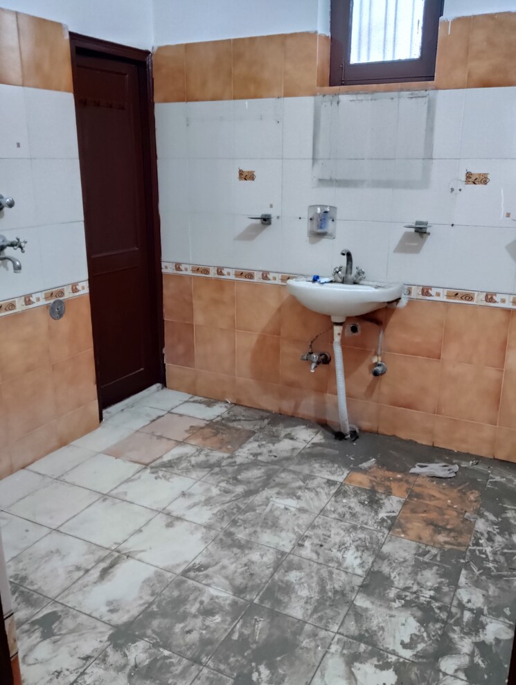 Bathroom, sector 16 3 Bedroom 2250 Sq.Ft. Builder Floor In Sector 16 Faridabad 9807459