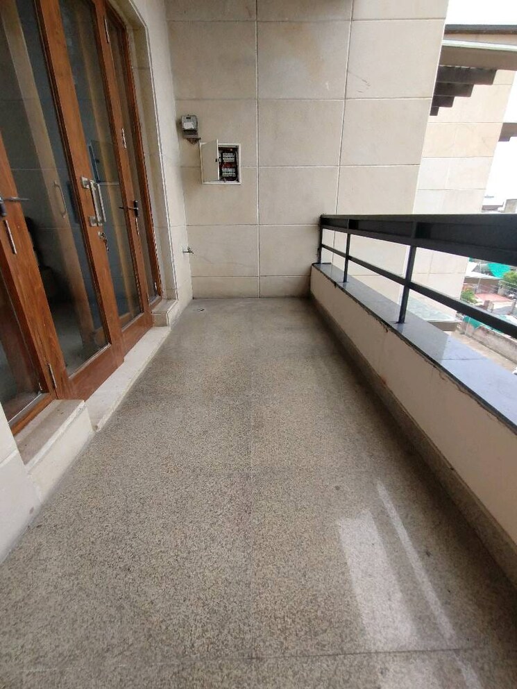 Balcony, sector 10 2 Bedroom 1800 Sq.Ft. Apartment In Sector 10 Gurgaon 9807469