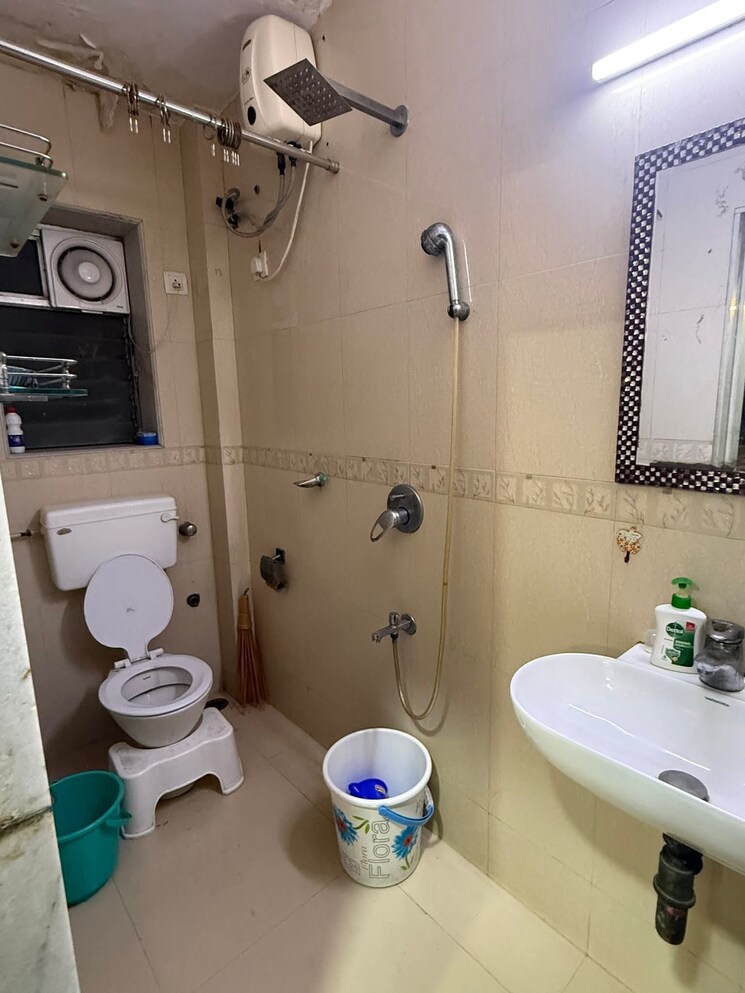 Bathroom, lokhandwala 2 Bedroom 752 Sq.Ft. Apartment In Lokhandwala Mumbai 9807520