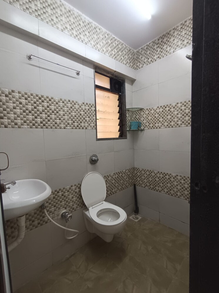 Bathroom, mishal-gurudatta 2 Bedroom 560 Sq.Ft. Apartment In Chembur Mumbai 9807537