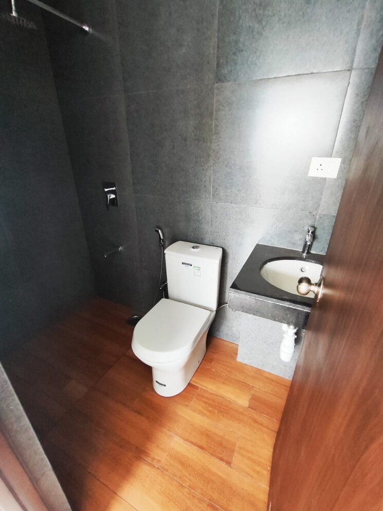 Bathroom, kalpataru-paramount 2 Bedroom 527 Sq.Ft. Apartment In Kapur Bawdi Thane 9807536