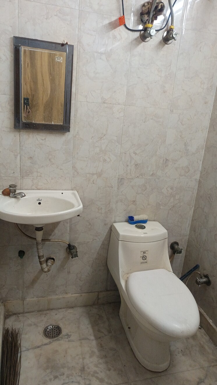 Bathroom, patel nagar 2 Bedroom 650 Sq.Ft. Builder Floor In Patel Nagar Delhi 9807550