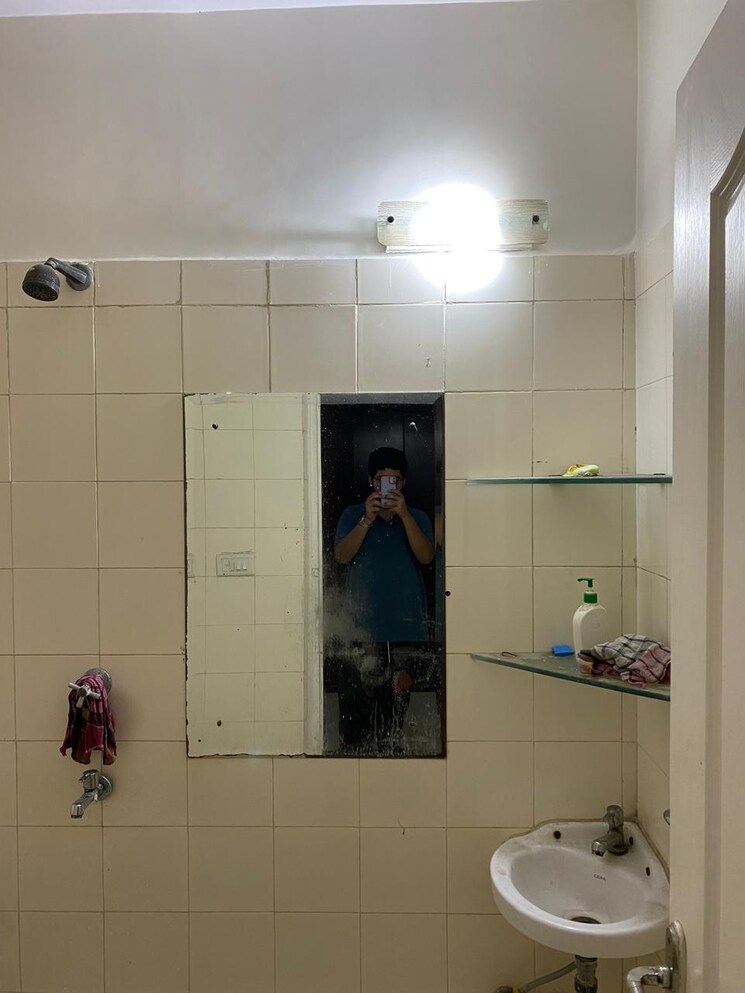 Bathroom, mahagun-manor 2.5 Bedroom 1150 Sq.Ft. Apartment In Sector 50 Noida 9807708