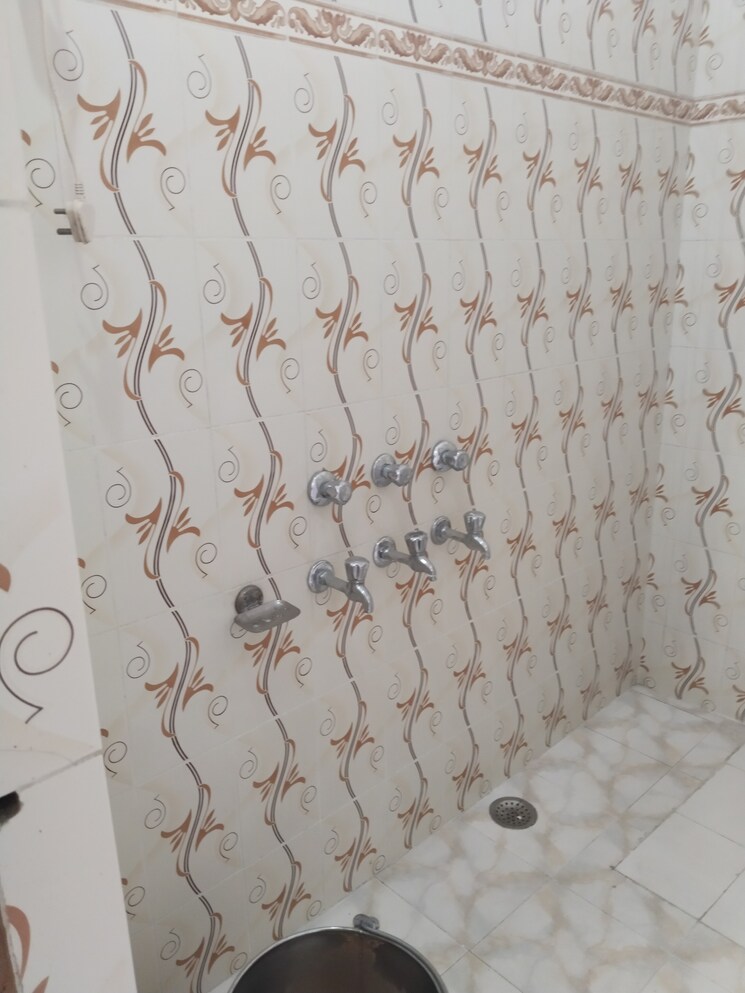 Bathroom, gomti nagar 1 RK 300 Sq.Ft. Builder Floor In Gomti Nagar Lucknow 9807785