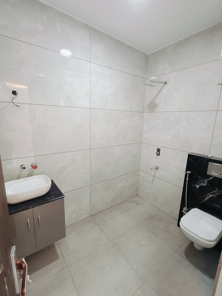 Bathroom, malviya nagar 3 Bedroom 1500 Sq.Ft. Builder Floor In Malviya Nagar Delhi 9807968