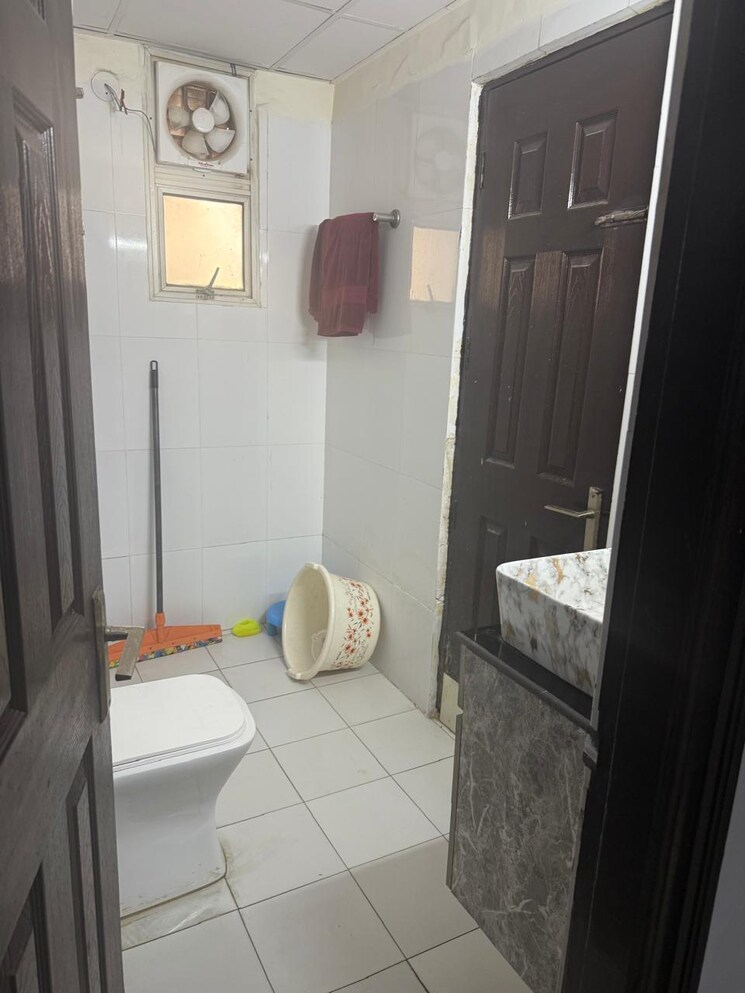 Bathroom, panchsheel-wellington 5 Bedroom 3000 Sq.Ft. Penthouse In Dundahera Ghaziabad 9808020