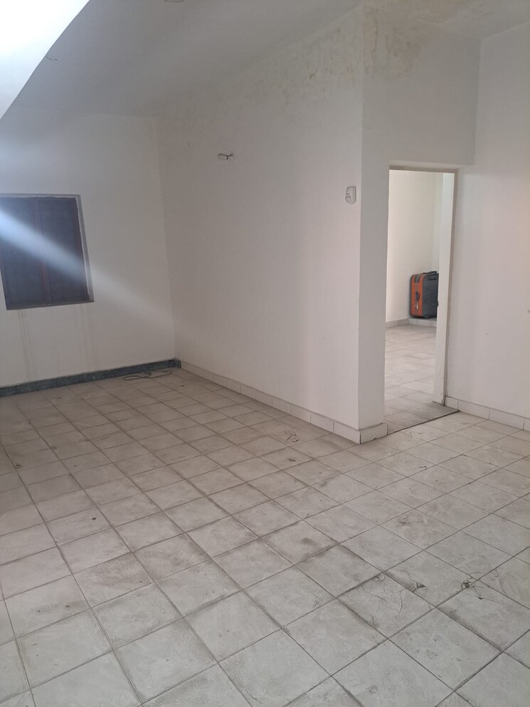 Room, rwa-apartments-sector-41 6 Bedroom 180 Sq.Mt. Villa In Sector 41 Noida 9808112