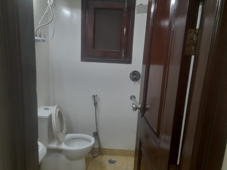 Bathroom, kailash colony 3 Bedroom 160 Sq.Yd. Builder Floor In Kailash Colony Delhi 9808139
