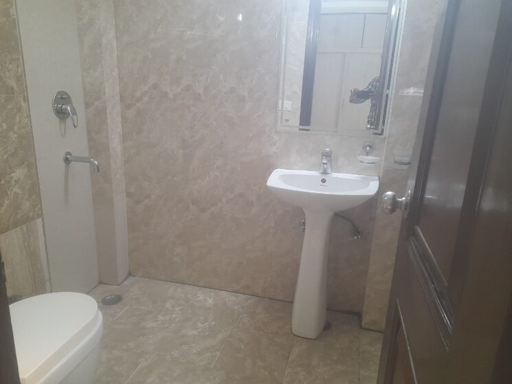 Bathroom, kailash colony 3 Bedroom 160 Sq.Yd. Builder Floor In Kailash Colony Delhi 9808139
