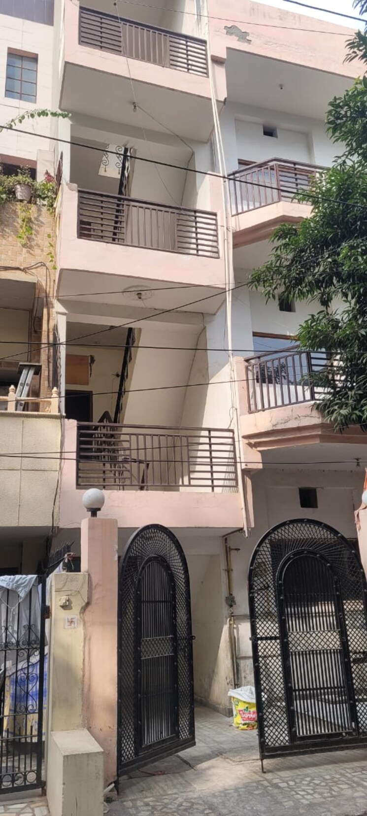 Cover Image, sector 26 6+ Bedroom 162 Sq.Mt. Villa In Sector 26 Noida 9808199