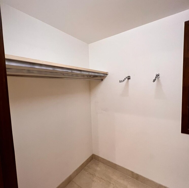 Room, greater kailash i 3 Bedroom 300 Sq.Yd. Builder Floor In Greater Kailash I Delhi 9808316