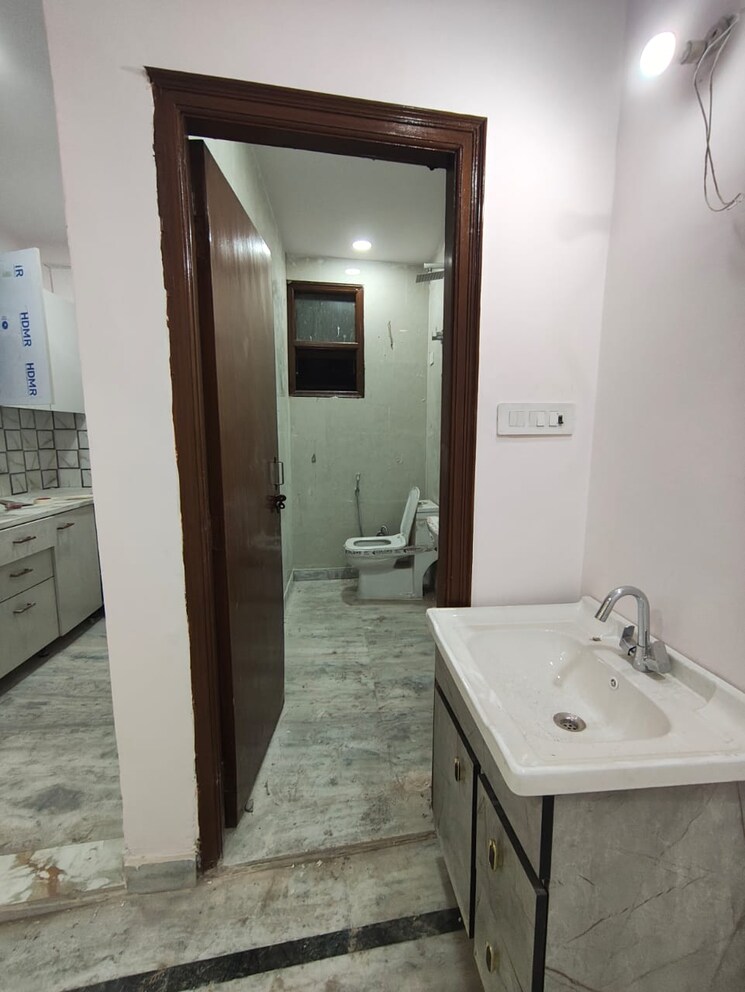 Bathroom, govindpuri 3 Bedroom 115 Sq.Yd. Builder Floor In Govindpuri Delhi 9808690