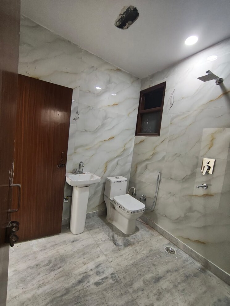 Bathroom, govindpuri 3 Bedroom 115 Sq.Yd. Builder Floor In Govindpuri Delhi 9808690