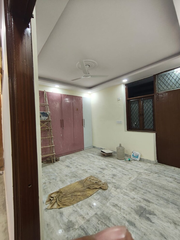 Room, govindpuri 3 Bedroom 115 Sq.Yd. Builder Floor In Govindpuri Delhi 9808690