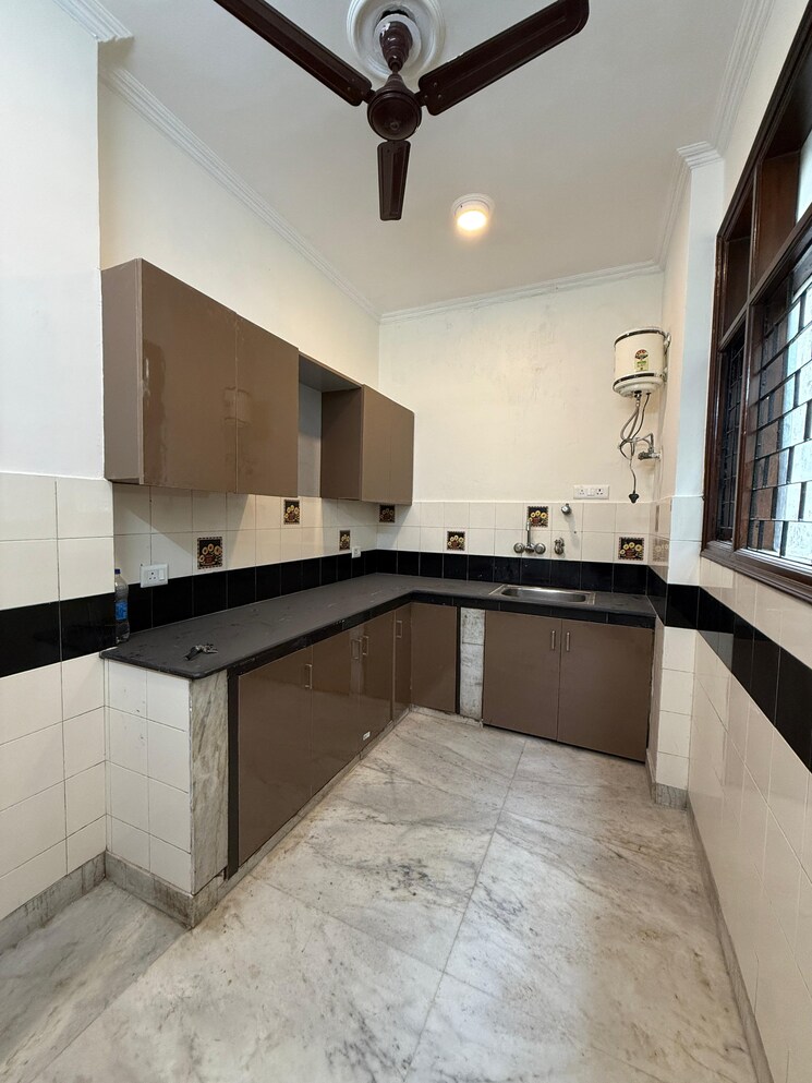 Kitchen, white-town-house 3 Bedroom 2000 Sq.Ft. Builder Floor In Dlf City Phase 3 Gurgaon 9808865