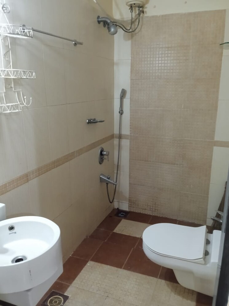 Bathroom, ashish-swapnalok-towers 3 Bedroom 1350 Sq.Ft. Apartment In Goregaon East Mumbai 9808879