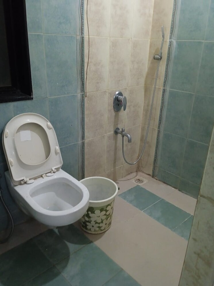 Bathroom, ashish-swapnalok-towers 3 Bedroom 1350 Sq.Ft. Apartment In Goregaon East Mumbai 9808879