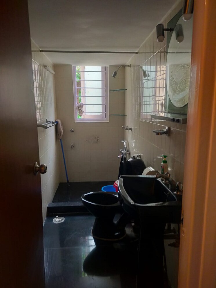 Bathroom, bandra west 2 Bedroom 700 Sq.Ft. Apartment In Bandra West Mumbai 9808941