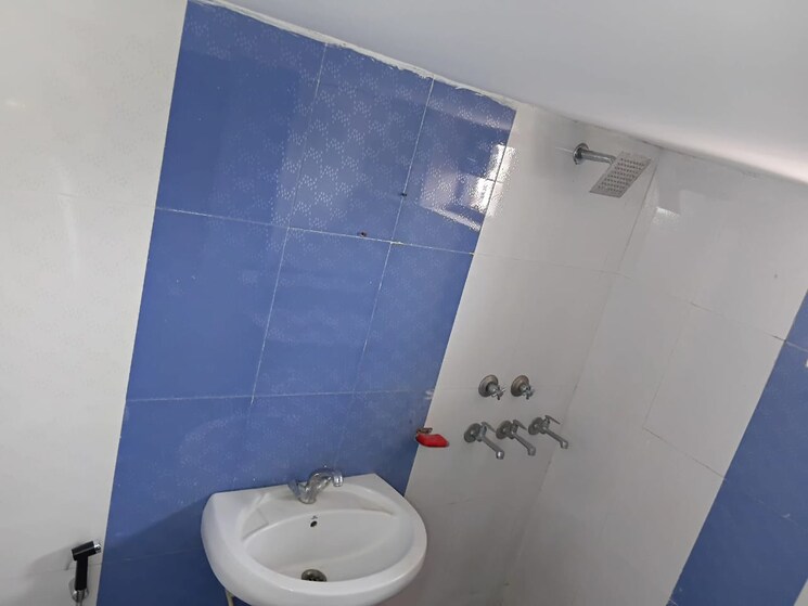 Bathroom, prem-satyam-swastik-apartment 3 Bedroom 1555 Sq.Ft. Apartment In Patiala Road Zirakpur 9809149