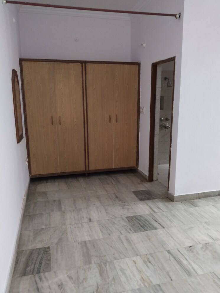 Room, gomti nagar 3 Bedroom 2800 Sq.Ft. Builder Floor In Gomti Nagar Lucknow 9809277