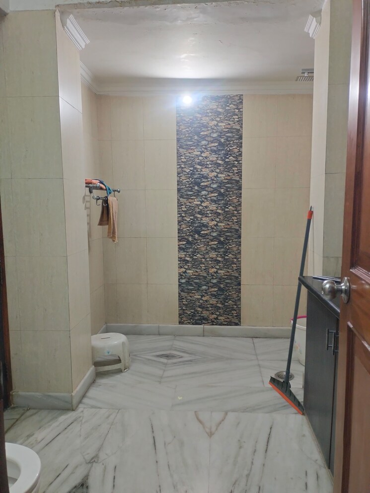 Bathroom, dlf-city-phase-iv 2 Bedroom 1400 Sq.Ft. Builder Floor In Dlf Phase iv Gurgaon 9809432