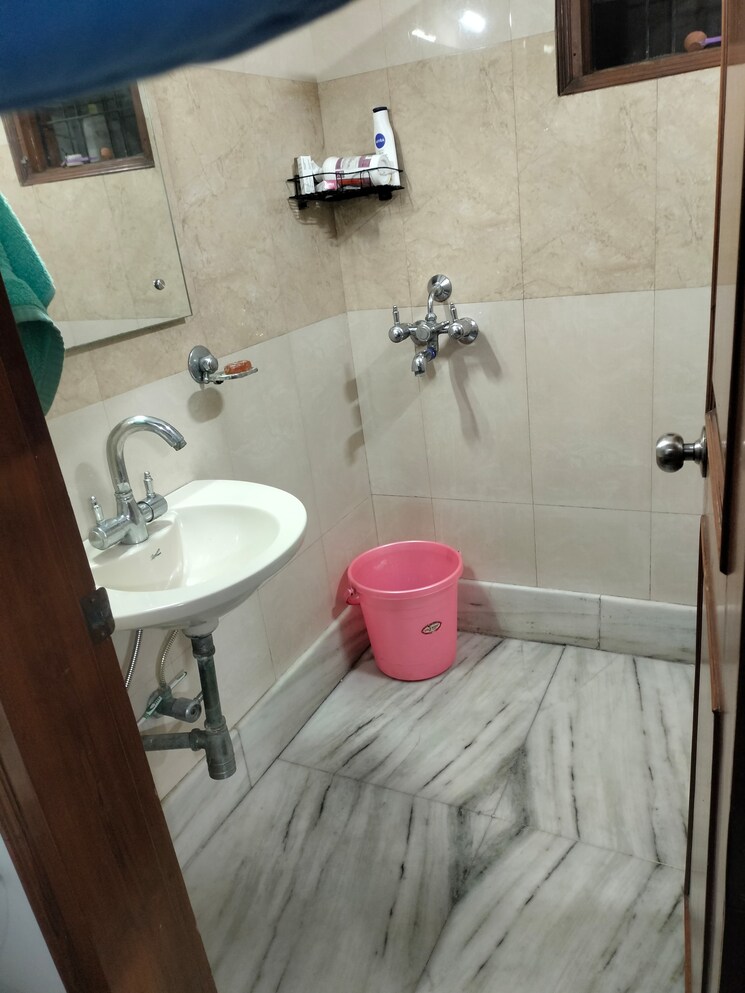 Bathroom, dlf-city-phase-iv 2 Bedroom 1400 Sq.Ft. Builder Floor In Dlf Phase iv Gurgaon 9809432