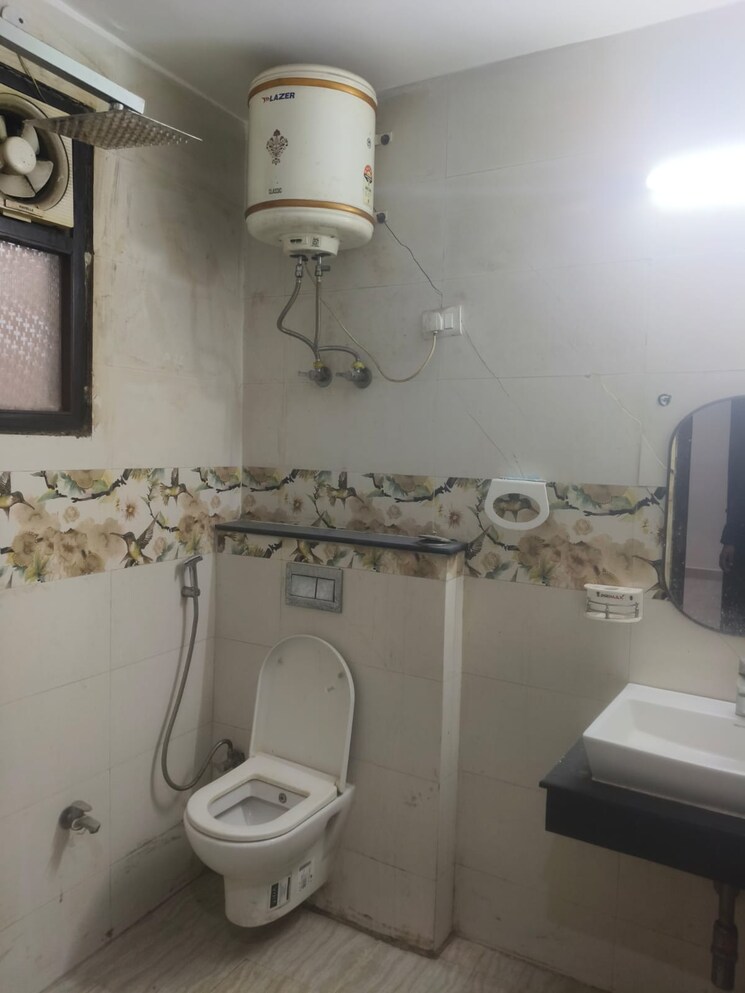 Bathroom, saket 3 Bedroom 1400 Sq.Ft. Builder Floor In Saket Delhi 9809520