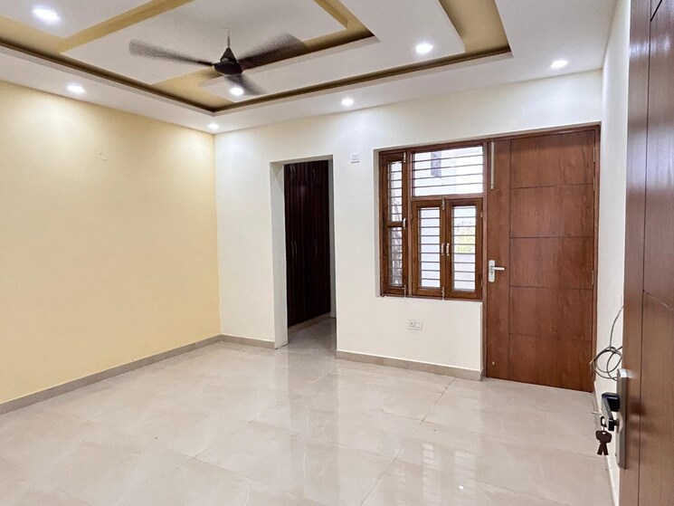 Room, bptp-parklands 4 Bedroom 360 Sq.Yd. Builder Floor In Sector 76 Faridabad 9809742