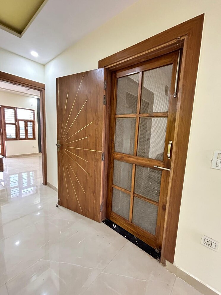 Room, bptp-parklands 4 Bedroom 360 Sq.Yd. Builder Floor In Sector 76 Faridabad 9809742