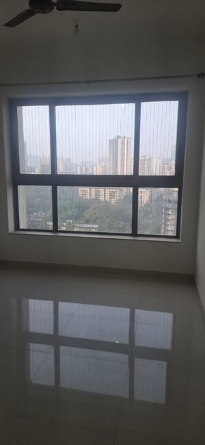 Room in 2 BHK Apartment at Kalpataru Paramount, Kapur Bawdi – for Rent