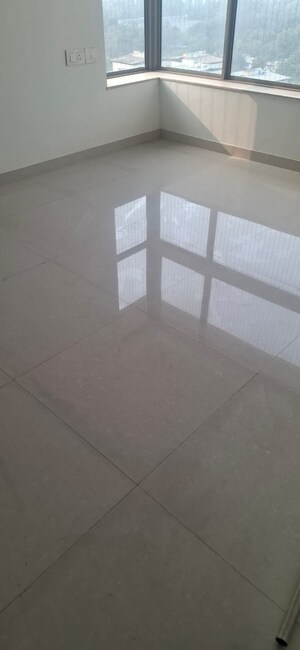 Room in 2 BHK Apartment at Kalpataru Paramount, Kapur Bawdi – for Rent