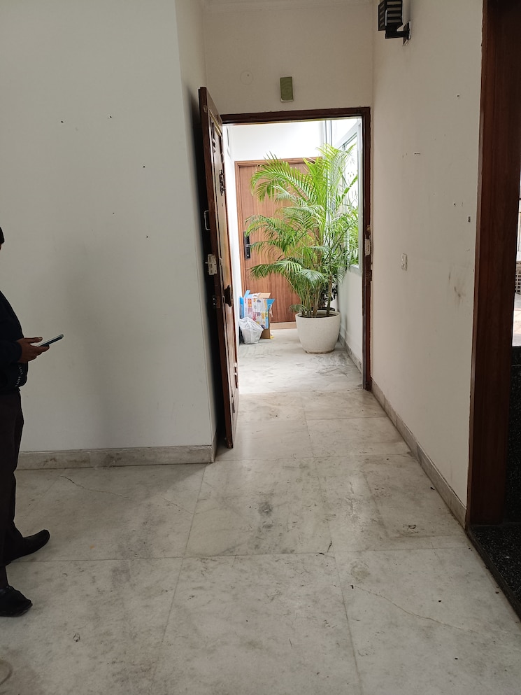 Room, maharani bagh 4 Bedroom 516 Sq.Yd. Independent House In Maharani Bagh Delhi 9809805