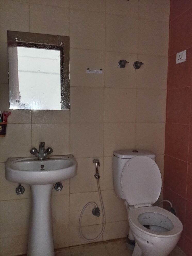 Bathroom, mahagun-mywoods 3 Bedroom 1545 Sq.Ft. Apartment In Sector 16c Greater Noida Greater Noida 9810052