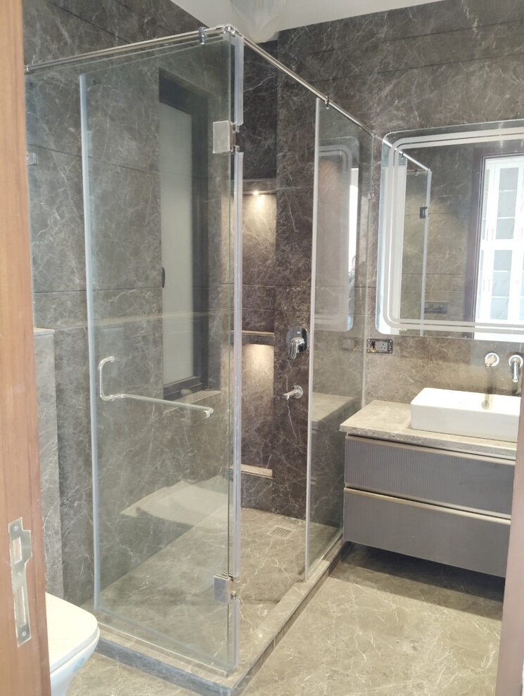 Bathroom, safdarjung enclave 4 Bedroom 2200 Sq.Ft. Builder Floor In Safdarjung Enclave Delhi 9810193