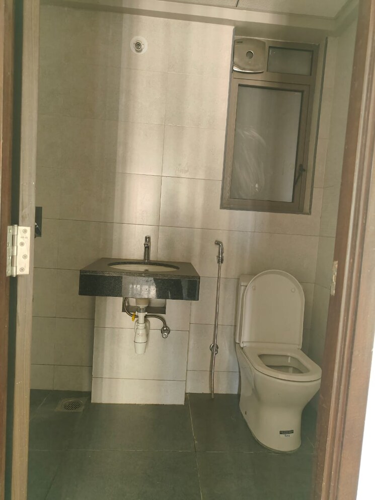 Bathroom, kalpataru-the-sunrise 3 Bedroom 1059 Sq.Ft. Apartment In Kolshet Road Thane 9810313