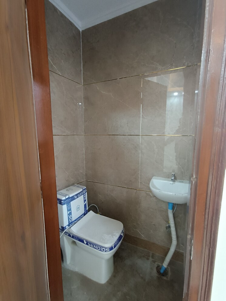 Bathroom, govindpuri 3 Bedroom 900 Sq.Ft. Builder Floor In Govindpuri Delhi 9810329