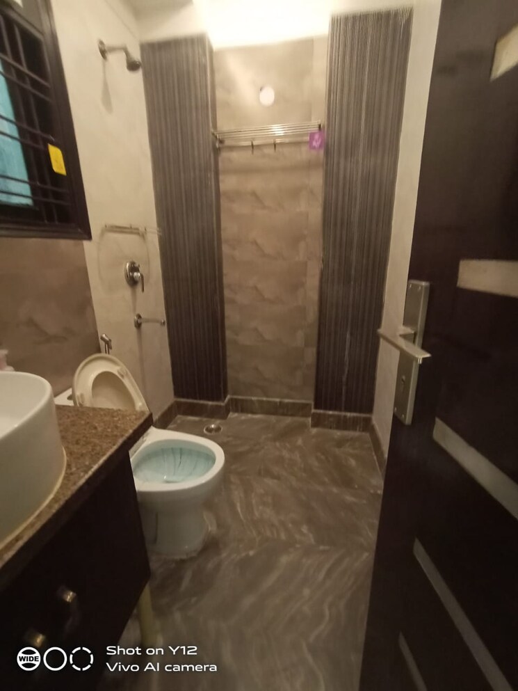 Bathroom, chittaranjan park 3 Bedroom 160 Sq.Yd. Builder Floor In Chittaranjan Park Delhi 9810373