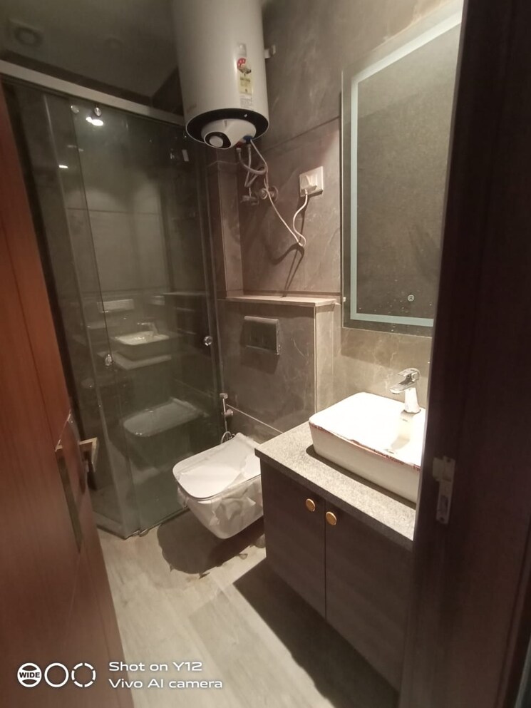 Bathroom, chittaranjan park 3 Bedroom 125 Sq.Yd. Builder Floor In Chittaranjan Park Delhi 9810383