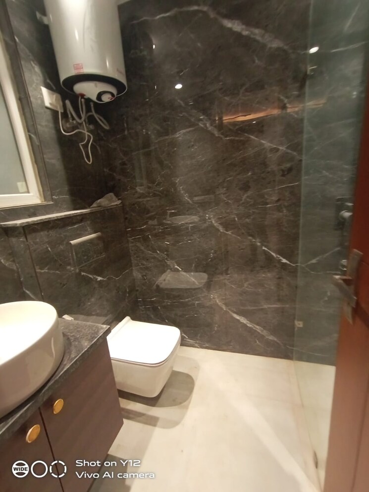 Bathroom, chittaranjan park 3 Bedroom 125 Sq.Yd. Builder Floor In Chittaranjan Park Delhi 9810383