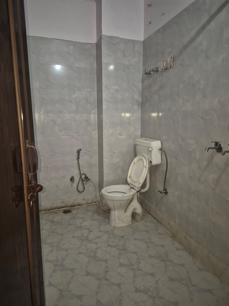 Bathroom, mayur vihar 2.5 Bedroom 850 Sq.Ft. Builder Floor In Mayur Vihar Delhi 9810396