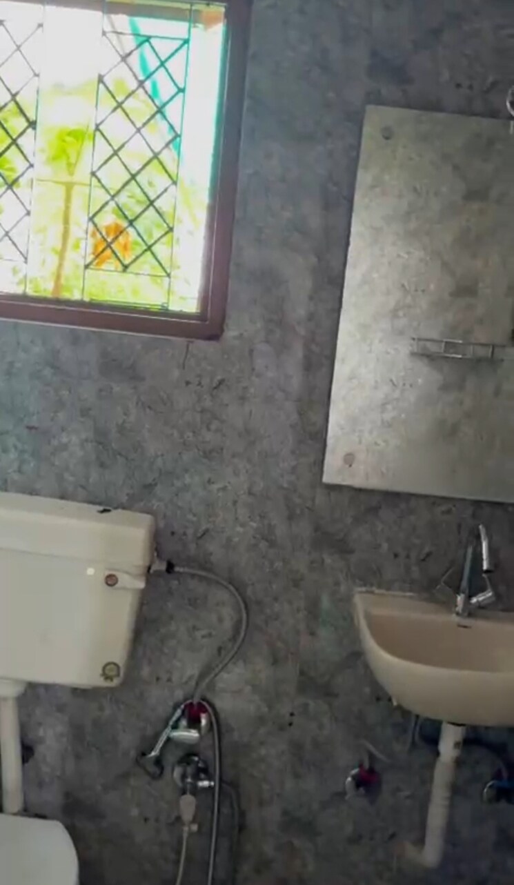 Bathroom, patel nagar 1 RK 450 Sq.Ft. Builder Floor In Patel Nagar Delhi 9810516