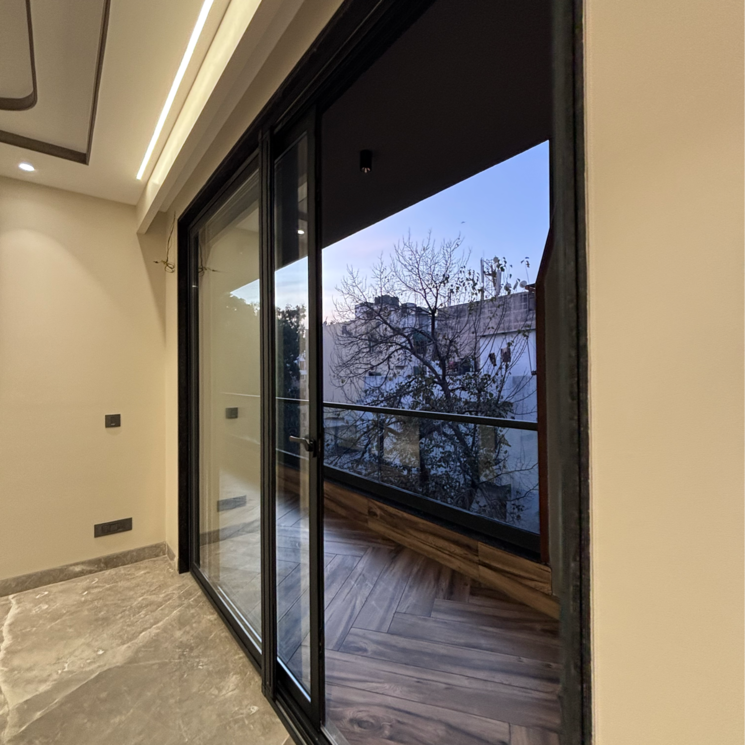 Room, gulmohar park 4 Bedroom 300 Sq.Yd. Builder Floor In Gulmohar Park Delhi 9810632