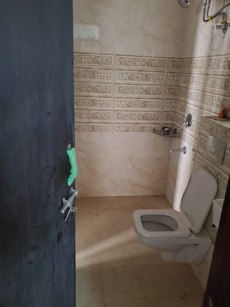 Bathroom, ardee-mall 1 Bedroom 750 Sq.Ft. Builder Floor In Sector 52 Gurgaon 9810800