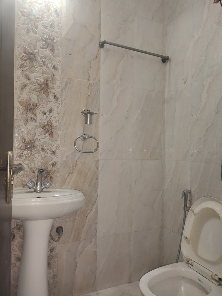 Bathroom, lajpat nagar 4 2 Bedroom 1000 Sq.Ft. Builder Floor In Lajpat Nagar 4 Delhi 9810822