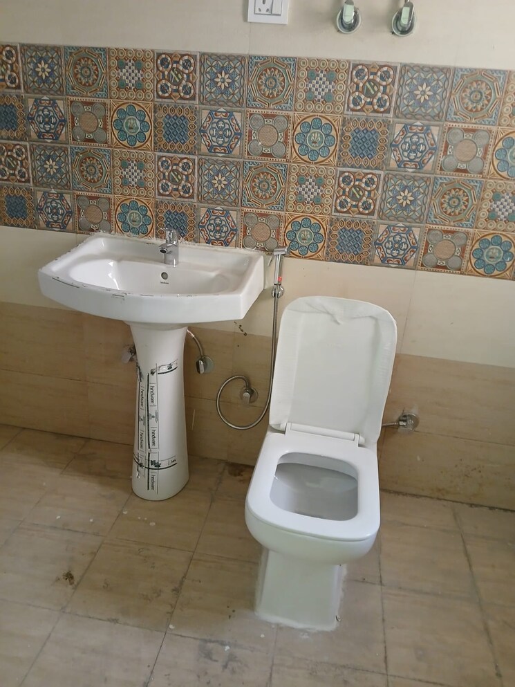 Bathroom, migsun-green-mansion 2 Bedroom 1050 Sq.Ft. Apartment In Zeta I Greater Noida Greater Noida 9810855