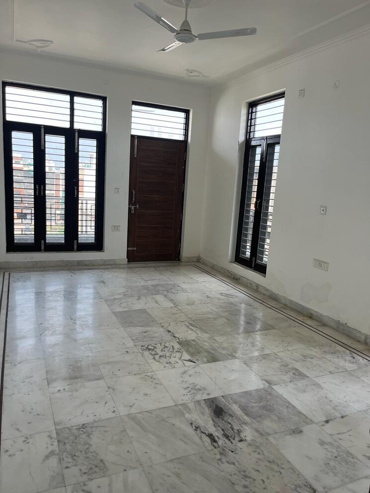 Room, parklands 4 Bedroom 350 Sq.Yd. Builder Floor In Sector 85 Faridabad 9810934