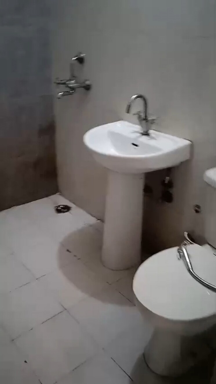 Attached Bathroom, sector 77 1 Bedroom 550 Sq.Ft. Apartment In Sector 77 Noida 9810936