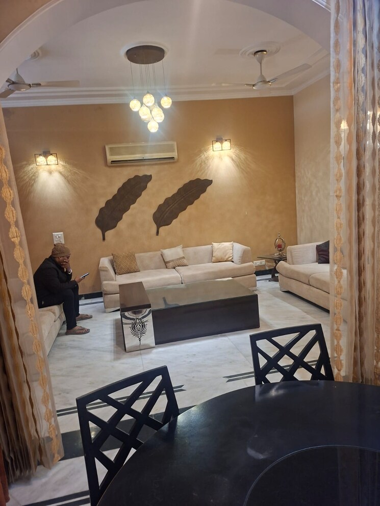 Bedroom, sector 26 6+ Bedroom 288 Sq.Mt. Villa In Sector 26 Noida 9810964